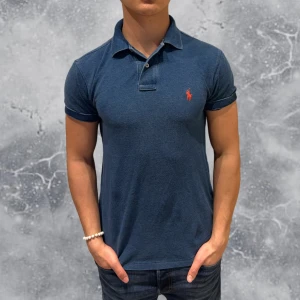 Ralph Lauren Piké Tröja Blå - •Ralph Lauren Piké blå. Skick: 8/10, Inga skador! Storlek: S, slim-fit. Modell: 173 cm, 63 kg. Authentic: ✅. Hör av dig vid frågor eller funderingar, mvh Hessler’s;)