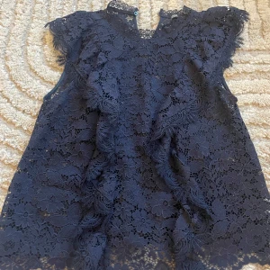Mörkblå spetsblus från Zara - Jag säljer en supersöt spets blus från Zara då den har blivit för liten, blusen är använd någon enstaka gång och är i super fint skick. Storleken är S💓💓jag är öppen för diskussion av pris🥰