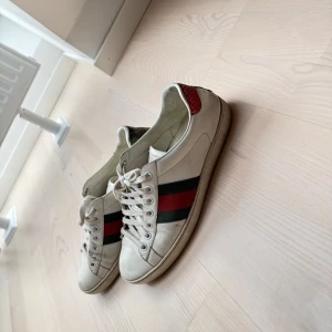 Gucci Ace - Säljer just nu ett par helt okej skick Gucci ace skor, perfekt nu till sommaren. Bara att skriva vid funderingar eller tankar! Storlek 42 men passar 43!