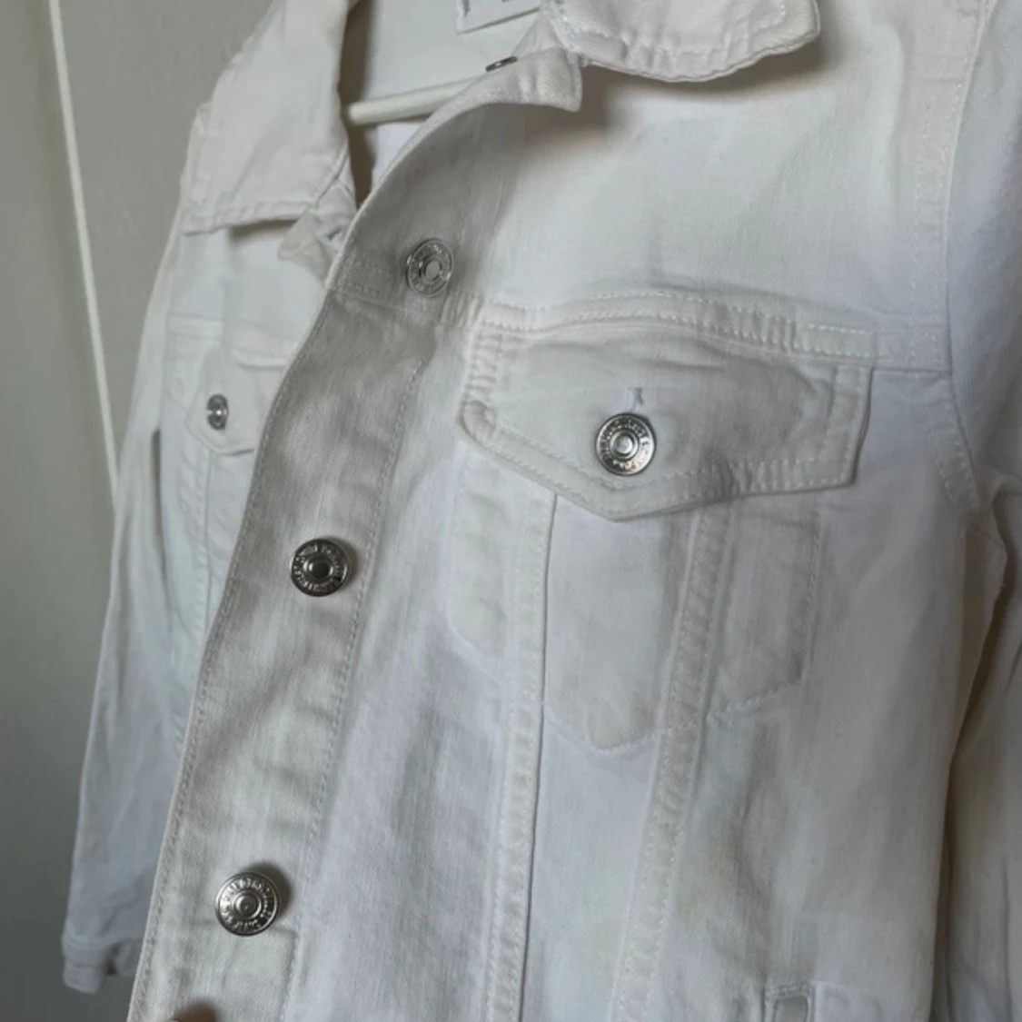 Vit jeansjacka med silverknappar - 2