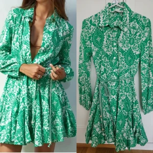 Grön och vit mönstrad klänning i storlek s från Zara - Grön och vit mönstrad klänning från Zara I storlek s. Passar mig som brukat ha 164, xs samt s. Klänningen passar perfekt nu till sommarn och skolavslutningar etc.