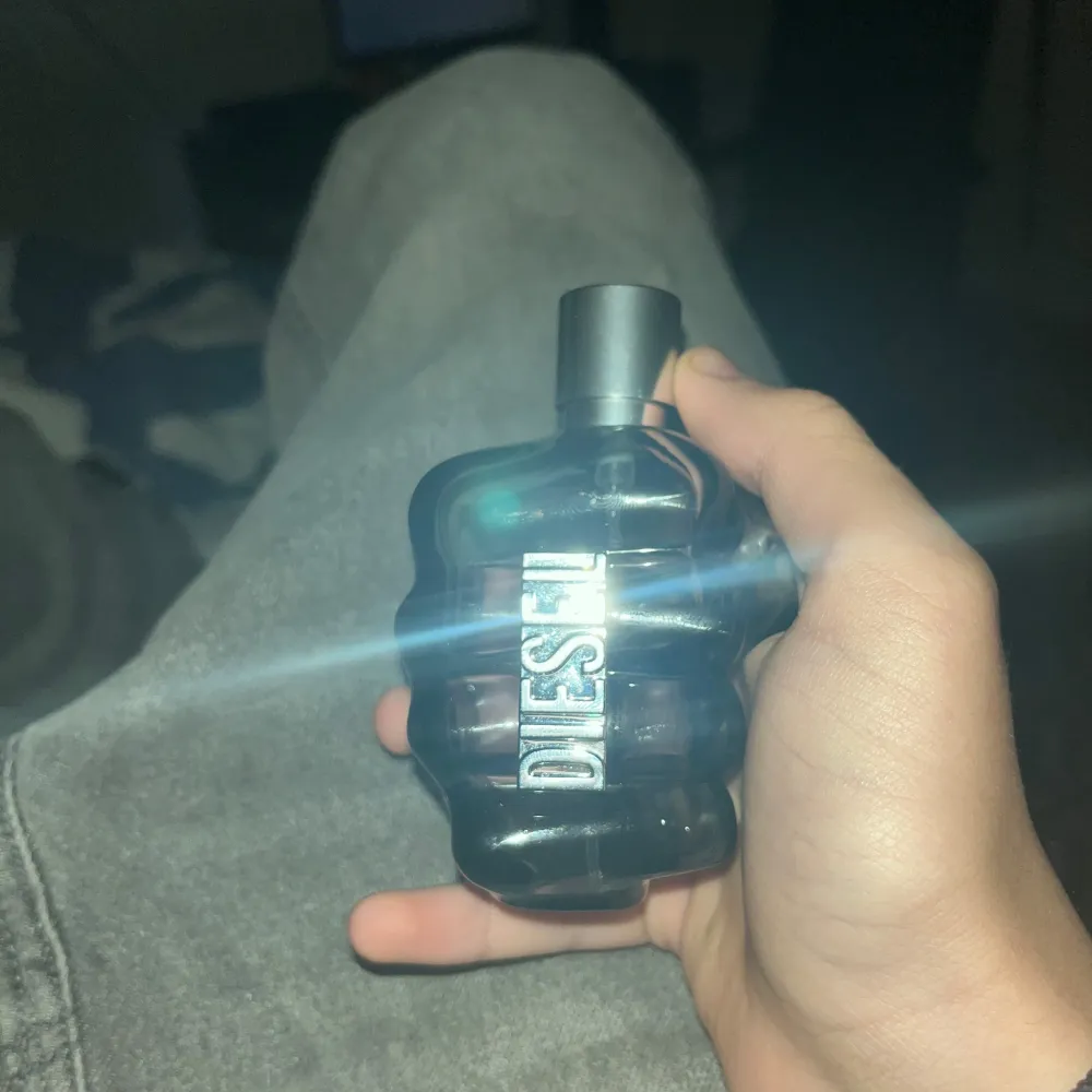Säljer en cool parfym från Diesel, Only The Brave. Flaskan är formad som en knytnäve i mörkgrått glas med en silverfärgad logga. Perfekt för dig som gillar unika och maskulina dofter.. Perfume.