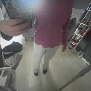 Rosa stickad tröja från Vero Moda - Mysig rosa stickad tröja från Vero Moda. Tröjan har en klassisk rund halsringning och långa ärmar. Perfekt för att hålla värmen under kyliga dagar och passar till många olika outfits.