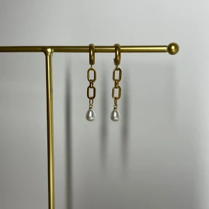 Örhägnen med pärla  - Handgjorda örhängen, allt i rostfritt stål förutom pärlan. Fast pris satt efter materialkostnader och tillverkning. Köp gärna via köp nu