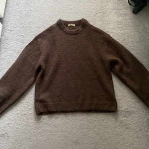 Brun stickad tröja  - Brun stickad tröja från Gina i storlek Xs. Säljer för att den aldrig kom till användning❤️ Aldig använd.