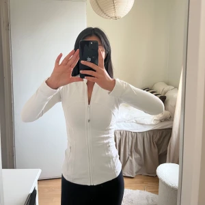  Lululemon define jacket  - I storlek 2. Passar en xxs/xs beroende hur tajt man vill ha den. Modell  Luon