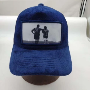 Blå keps med fotbollstryck från Sweddrip - Snygg blå keps med mesh på sidorna och justerbar baksida. Framtill finns ett svartvitt tryck med två fotbollsspelare. Märket Sweddrip syns på insidan. Perfekt för dig som gillar sportig stil. MVH Valter 😊