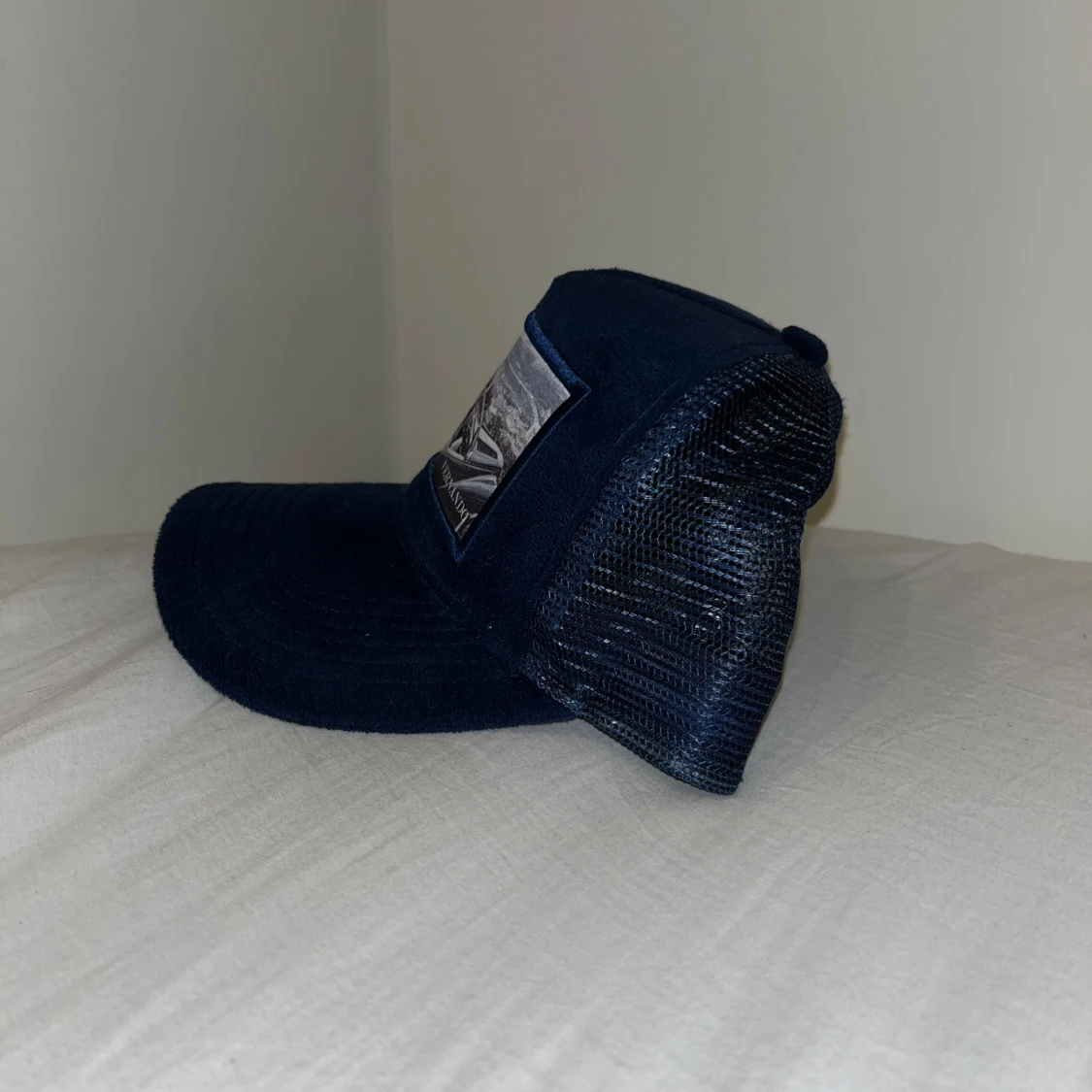 Mörkblå truckerkeps med tryck från Vernando - 1