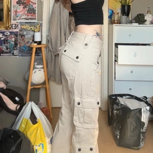 Pull&Bear Cargo Jeans - sparsamt använda, jag är 1,63cm. står ingen storlek men skulle säga w25/l30