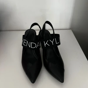 Svarta pumps från Kendall + Kylie med bred rem - Klack skor , kylie kendall 