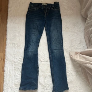 Blå bootcut jeans - Mörkblåa bootcut lowwaisted jeans från Zara. Storlek 34❣️