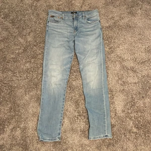 Polo jeans (170 barn) - Säljer ett par ljusblå jeans från Polo Ralph Lauren slim/straight. Storlek är 170 (barn). Väldigt bra skick. Nästan aldrig använda. Bara att höra av sig vid funderingar.