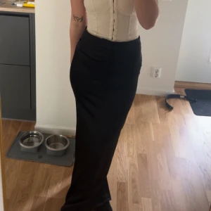 Satinkjol - Satinkjol från Ginatricot. Storlek 36