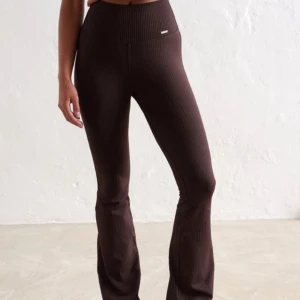 Ribbade utsvängda thights - Helt nya bruna ribbad utsvängda träningsbyxor från Aim’n, endast provade🤎