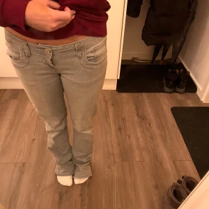 Ljusgrå LTB jeans - Säljer ett par ljusgrå LTB jeans i modellen valerie. Jeansen har låg midja och stängs med dragkedja och knapp. Som ni ser är de lite slitna nedtill men på ett sätt lite snyggt.  Perfekta för dig som gillar en avslappnad men ändå snygg stil. Storlek W28 L36. Skriv gärna vid frågor!