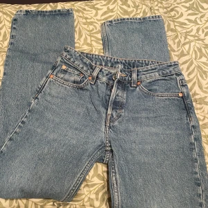 Blå jeansbyxor från weekday - Klassiska blå jeansbyxor från weekday i modellen PIN. Storlek 32. Finns ingen bild där jag har på mig dom därav dom är för små men bild kan fixas om önskas. 