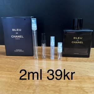 Bleu de Chanel Parfum 2ml - Bleu de Chanel Parfum är en maskulin doft med träiga och citrusaktiga noter. Vilket är en perfekt ”all around” parfym. Perfekt för den moderna mannen som vill ha en sofistikerad och tidlös doft. Priset står för 2ml, 2ml är ungefär 20st sprays. Nypris ca 2000kr. KOLLA PROFILEN OM DU VILL KÖPA SAMPELS. 2ml 39kr | 3ml 49kr | 5ml 69kr | 10ml 129kr | 