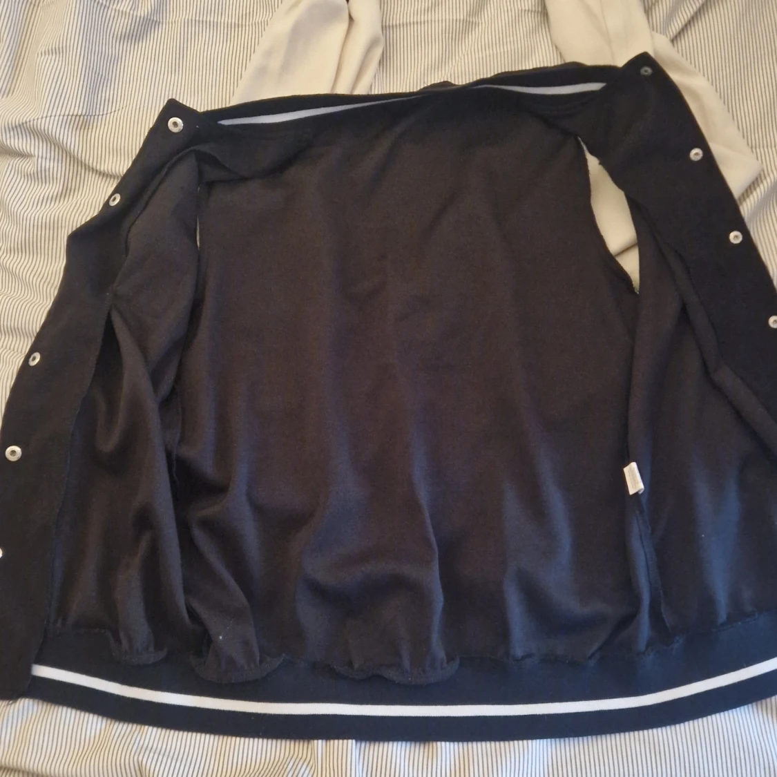 Svart och vit collegejacka med R-tryck - 1