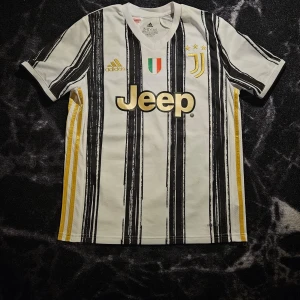 Juventus fotbollströja Cuadrado - Juventus fotbollströja Cuadrado i mycket bra skick köpt från den officiella Juventus hemsidan. Den har inga defekter eller fläckar. Trjöan kan både hämtas eller postas. Pris får diskuteras