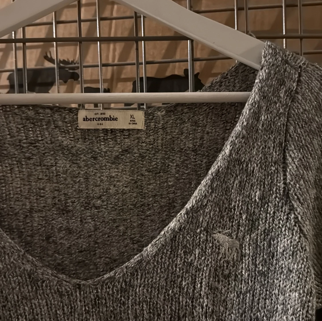 Grå stickad v-ringad tröja från Abercrombie - 1