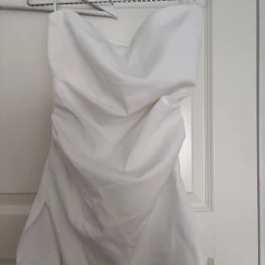 Bandeau topp  - Säljer en Bandeau topp från Zara som aldrig är använd. Prislapp kvar! Den är lite längre i modellen och har en dragkedja på sidan