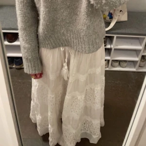 Vit långkjol med spetsdetaljer - Använd få gånger