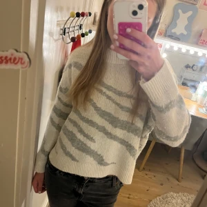 Zebra randig tröja - En jätte söt zebra randig tröja som är vit och grå. Storlek 164 men passar som en S. Kontakta mig för mer bilder/ info💕