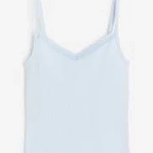 Ljusblå ribbad linnetopp med spets - Spets linne från H&M🫶🏻Hör av dig vid intresse, öppen för pris förslag 🫶🏻💕 Storlek 158/164 men är som xxs-s🫶🏻