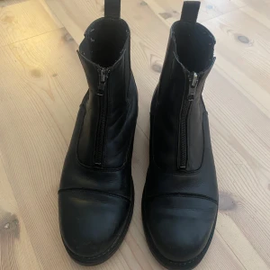 Svarta ridstövlar med dragkedja - Säljer ett par svarta ridstövlar i skinn med dragkedja framtill. Skorna är i väldigt bra skick och hållbara. Skriv ifall du har några frågor ang skorna.😀