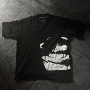 Svart t-shirt Whole Lotta Red Playboi Carti - Säljer en as fet merch T-shirt från Playboicarti. Väldigt bra skick! Bara skriva vid intresse. Kan gå ner i pris vid snabb affär