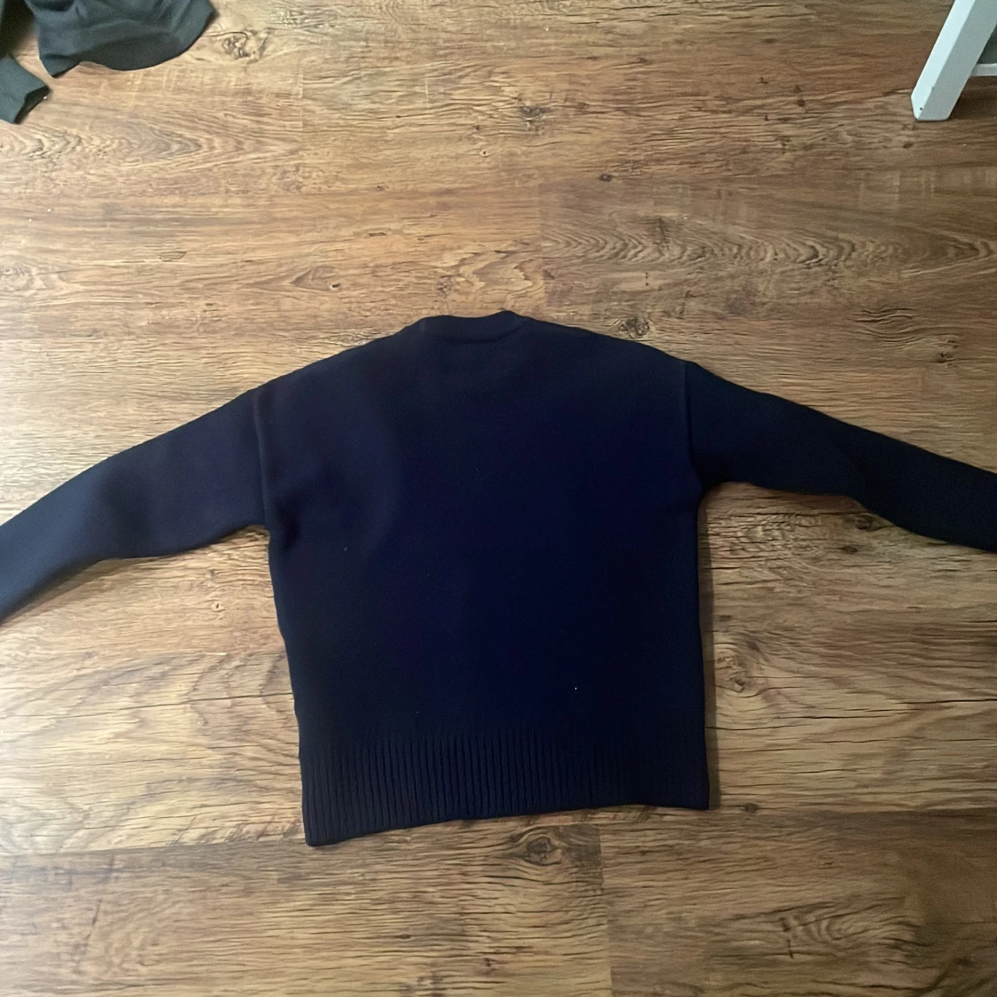 Mörkblå stickad tröja med hjärta från Ami - 1