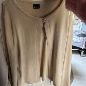 Beige kofta från Gina Tricot - Säljer en  beige kofta från Gina Tricot i storlek S. Den är i bra skick och har används vid få tillfällen💞