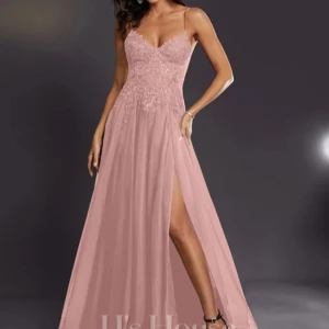 Rosa balklänning  - Säljer min super fina rosa balklänning med spets upptill från JJ’s House. Jag är 160 cm lång. Den är endast använd en gång💞