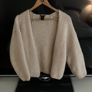 Beige stickad kofta  - Beige stickad kofta, modellen är oversized. 