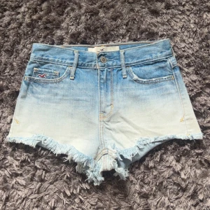 Hollister jeansshorts  - Säljer ett par jeansshorts från Hollister med snygg fransad kant och slitna detaljer på bakfickorna. Skulle säga att dom är mid/low waist!! Perfekt för sommaren!!🌸 hör av er vid frågor!💞🌸