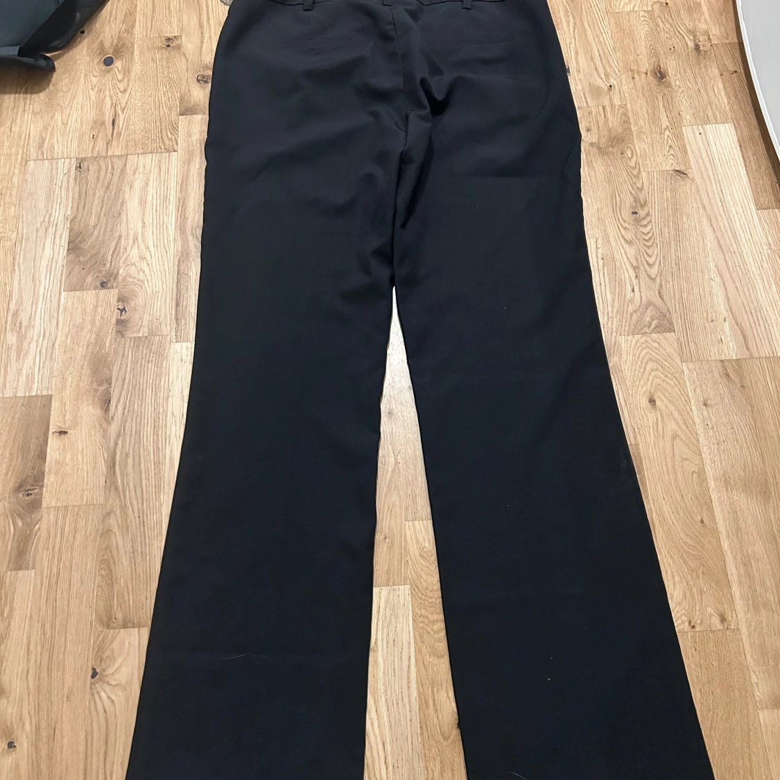 Svarta kostymbyxor från Bik Bok