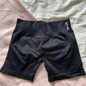Impact shorts  DFYNE - Säljer ett par helt oanvända tränings shorts från DFYNE i modellen Impact, storlek M. 💞Säljer dem då jag köpt fel storlek och dem inte kommer till användning! 