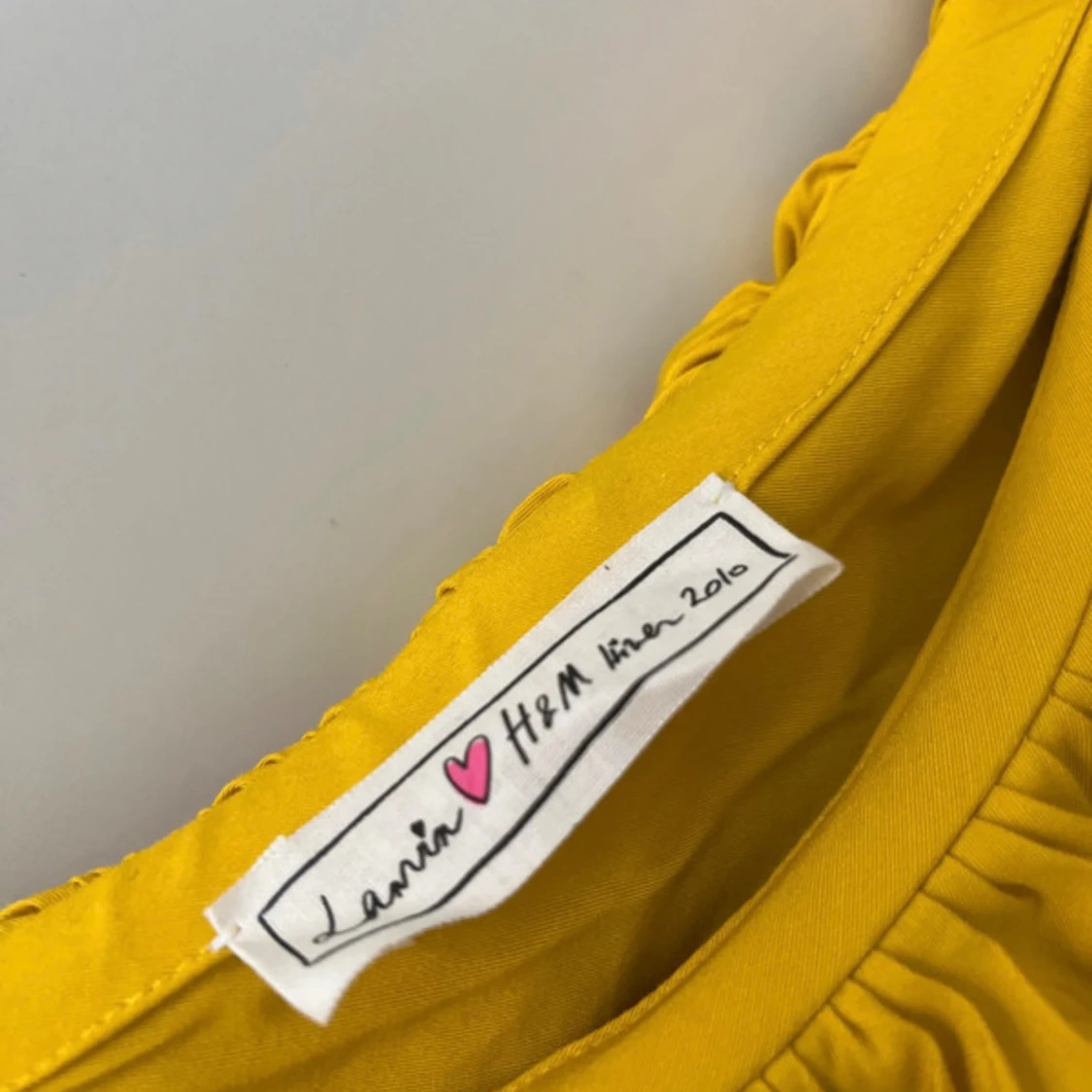 Gul oneshoulder-klänning från Lanvin x H&M - 1