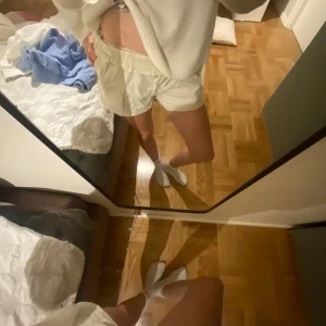 Super snygga line shorts ! - Säljer nu ett par super fina linneshorts från lindex i storlek 152/11-12år som passar xs/xxs!!💘 Dem är i en fin beige nyans och har inga större defekter förutom ett litet hål vid snörerna (se bild 5)💘💘 Passar perfekt till ett midsommarfirande eller en dag på stranden💘 Shortsen är mid waist men går att vika ner som visas på bilderna!!!💘