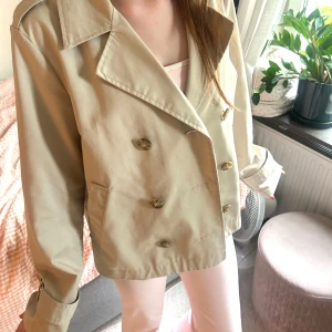 Beige kort trenchcoat  - Jättefin trenchcoat, storlek s
