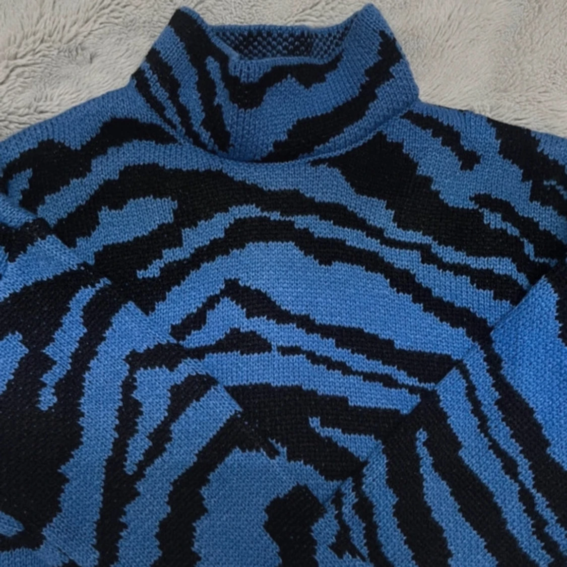 Blå och svart polotröja med mönster från SHEIN - 1