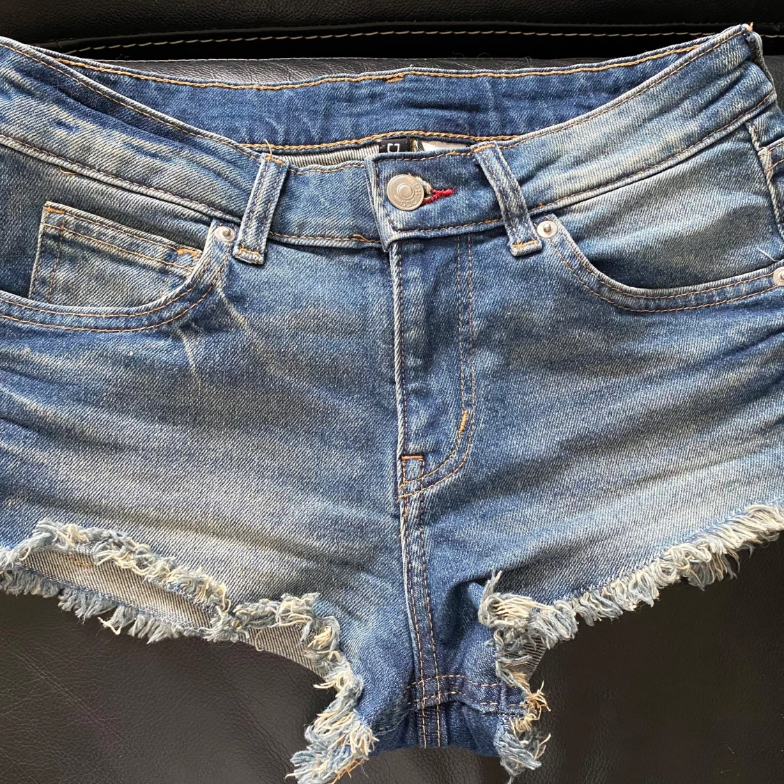 Blå lågmidjade jeansshorts stl 36