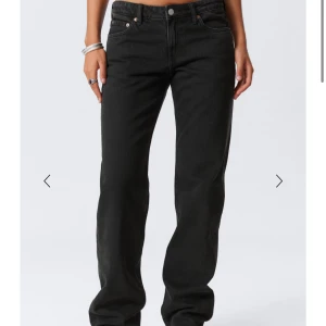 Svarta raka jeans - Säljer ett par svarta jeans med rak passform och klassisk femficksdesign. Jeansen är låga i midjan och är tillverkade i ett robust denimtyg. Perfekta för en stilren och avslappnad look.