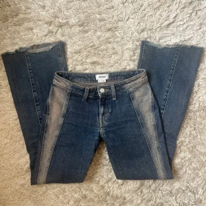 Weekday jeans - Säljer ett par populära jeans från Weekday i storlek 23, måtten finns på bild 4 och 5! Hon jag köpte dom av hade klippt dom kortare men inget som ser konstigt ut!🥰🥰❤️❤️