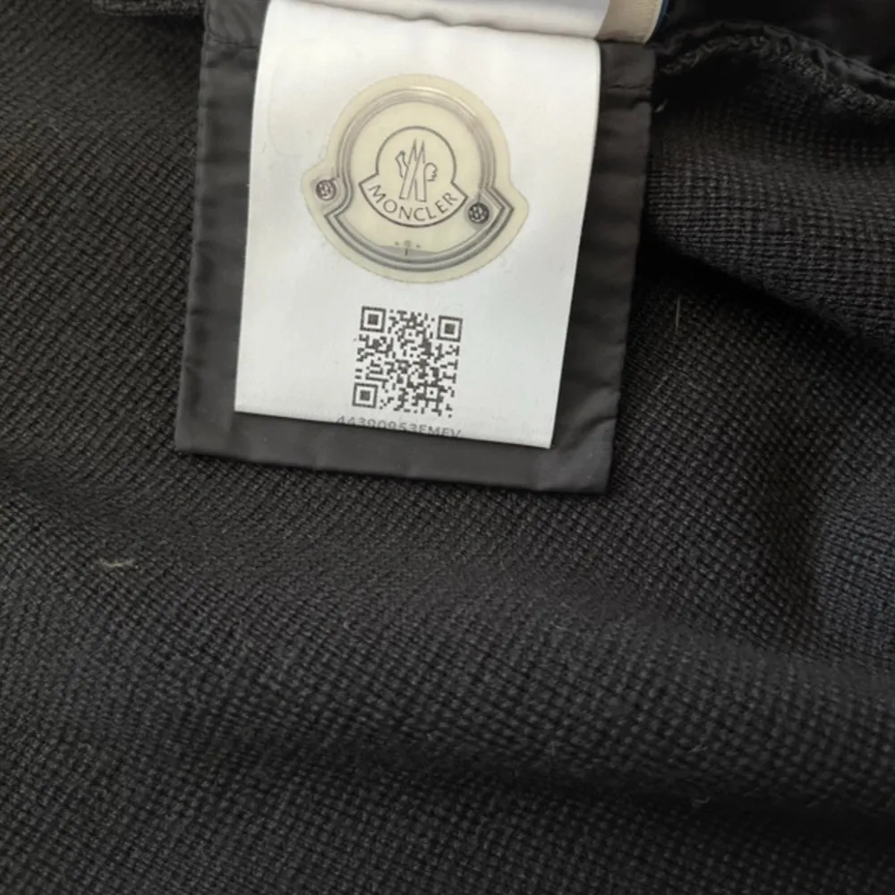 Säljer en Moncler cardigan i storlek M och är i super fint skick. Ny pris runt 11 000kr mitt pris endast 3890kr! Uppskattar snabb affär och fraktar direkt efter betalning. Hör av er vid frågor. Mvh Viktor😊🙌. Takit.