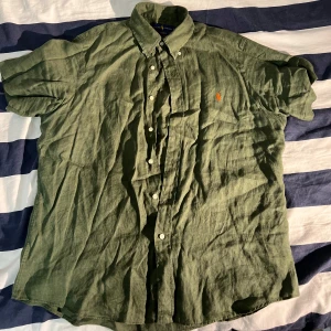 Kortärmad Linen Ralph Lauren skjorta L - Kortärmad Linen Ralph Lauren skjorta storlek L i olivgrön som är i mycket bra skick. 