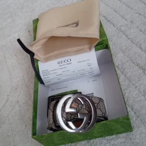 En g bälte Supreme bälte med silverfärgat spänne - Säljer g bälte i jätte fin skick