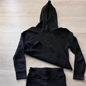 Svart ribbad tröja &  leggings-  säljer som set  - Svart ribba tröja & leggings med hög midja och tight passform. Perfekta för både träning och chill, med stretchigt material som ger skön rörelsefrihet. 