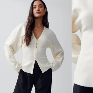 Shaped knitted cardigan💕💕💕 - Kan sänka priset vid intresse. Säljer en stilren vit kofta från Gina tricot med v-ringning och knappar framtill. Tröjan har lång ärm och är tillverkad i ett mjukt material som ger en elegant look. Perfekt att styla till både jeans och kostymbyxor.💕💕💕💕💕