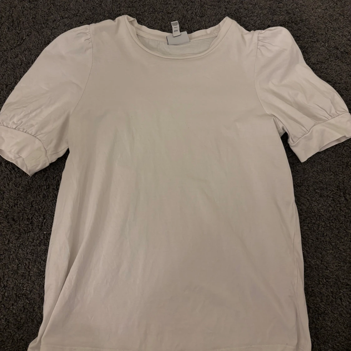 Vit topp med puffärm från Aware by Vero Moda